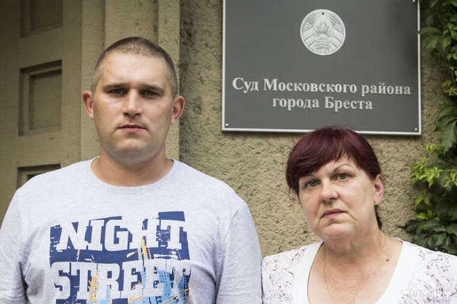 "Ногами, руками и дубинкой". В Бресте экс-сотрудника милиции судят за избиение двух задержанных