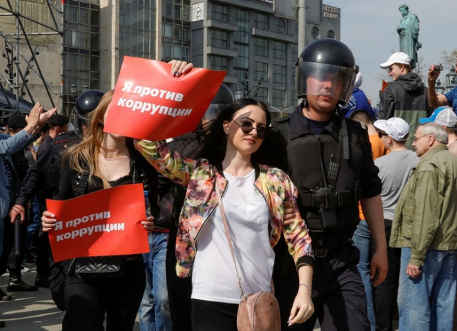 В России проходят акции "Он нам не царь": столкновения с ОМОНом, более тысячи задержанных