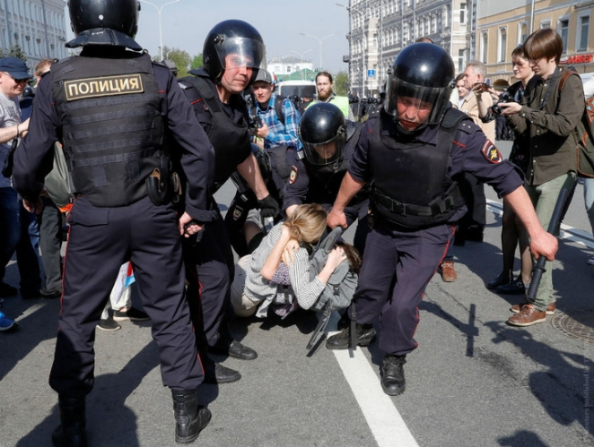 В России проходят акции "Он нам не царь": столкновения с ОМОНом, более тысячи задержанных
