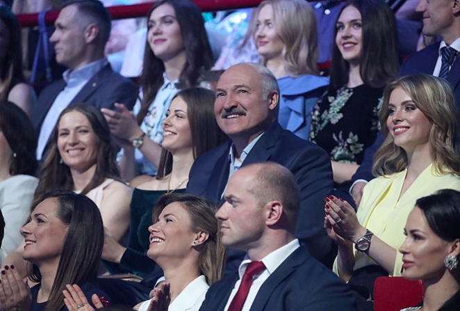 С какими девушками Лукашенко появлялся на конкурсе "Мисс Беларусь"