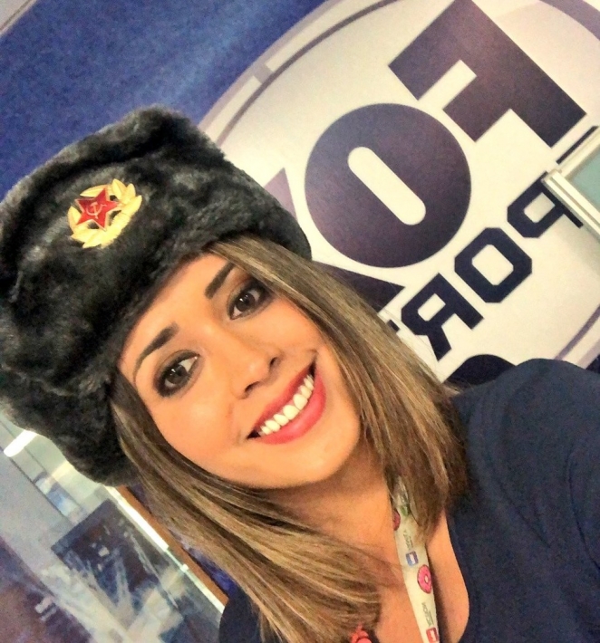 Журналистка в прямом эфире ударила футбольного фаната, сунувшего руку ей в трусы