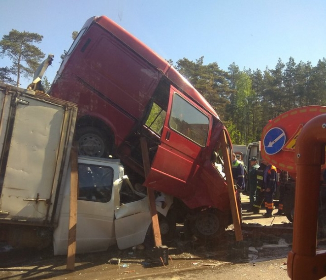 Жуткая авария на трассе М4 в Минске, есть пострадавшие
