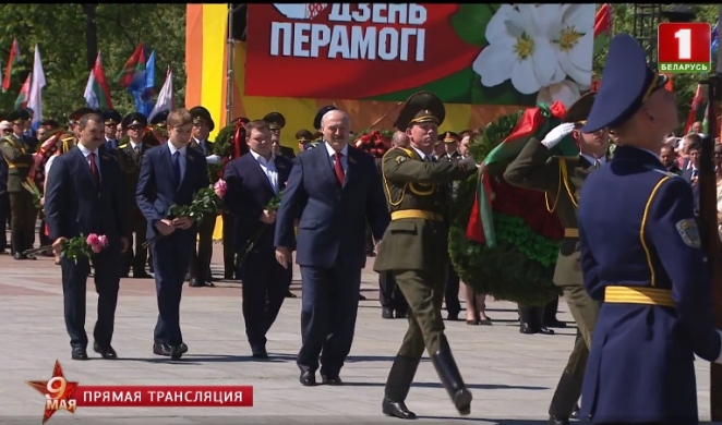 Лукашенко с тремя сыновьями возложил венок к монументу Победы. Фотофакт