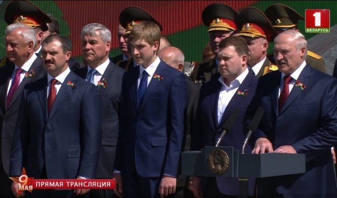 Лукашенко с тремя сыновьями возложил венок к монументу Победы. Фотофакт