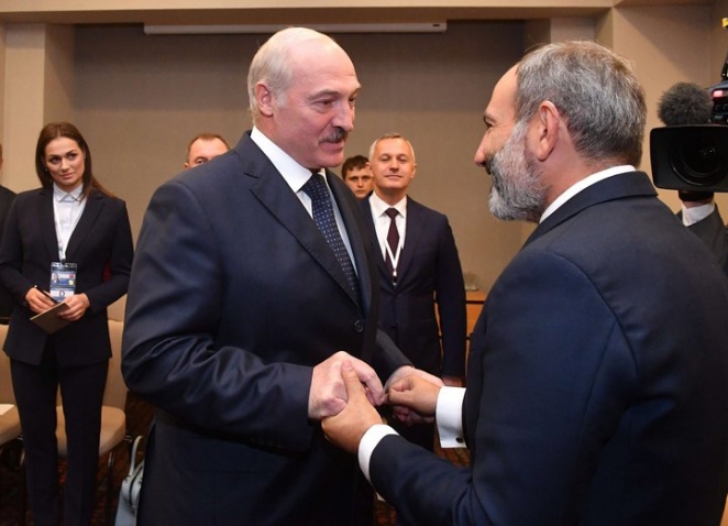Фотофакт: Новый политический тренд Лукашенко — держаться за руки