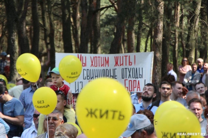 Doctor loses job after protest against lead battery factory in Brest