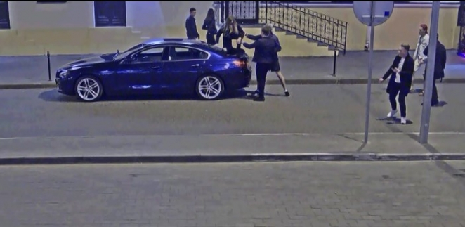 Танцовщица на Зыбицкой забралась на BMW и повредила его