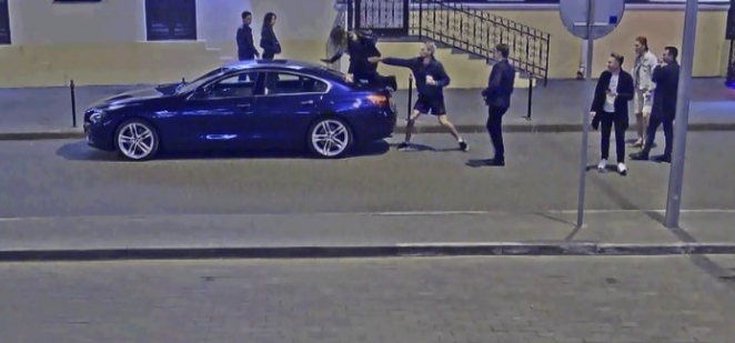 Танцовщица на Зыбицкой забралась на BMW и повредила его