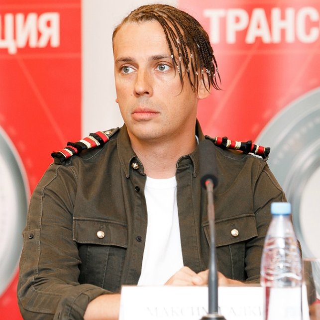Максим Галкин шокировал косичками на голове Максим Галкин шокировал косичками на голове