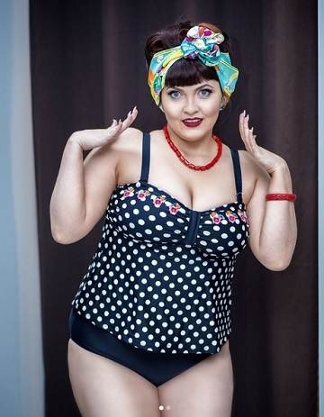 Учительницу уволили из школы за откровенные фото в Сети Учительницу уволили из школы за откровенные фото в Сети