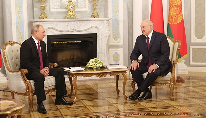 Почему Лукашенко сидел на переговорах с Путиным, как на приеме у стоматолога