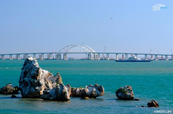 Жуткое месиво: Крымский мост залило кровью