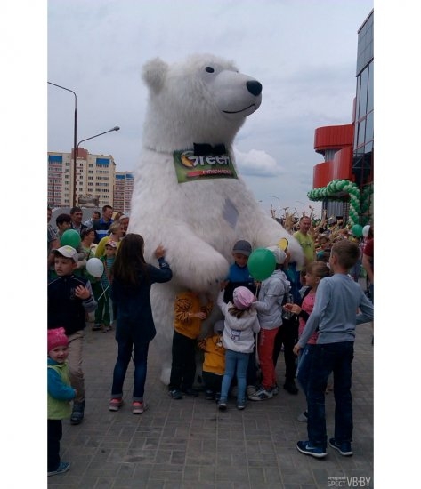 Фотофакт: брестчане выстроились в километровую очередь из-за бесплатных яблок