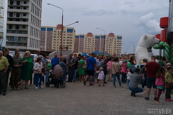 Фотофакт: брестчане выстроились в километровую очередь из-за бесплатных яблок