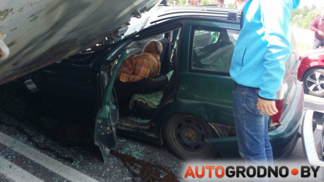 Military vehicle crashes into passenger car near Hrodna
