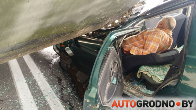 Military vehicle crashes into passenger car near Hrodna