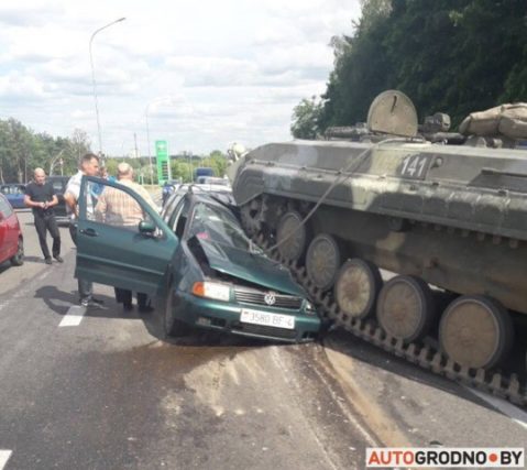 Military vehicle crashes into passenger car near Hrodna