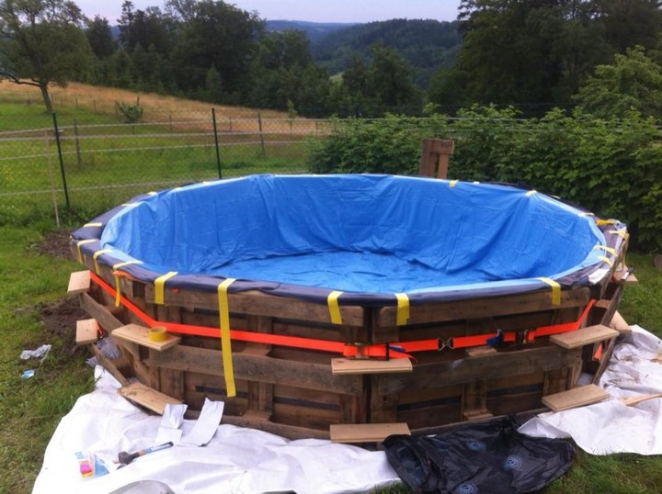 Бассейн за 80 долларов: немецкий мастер построил бассейн из поддонов своими руками
