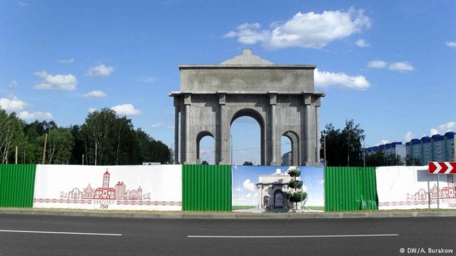 Зачем перед приездом Путина в Могилеве устанавливают триумфальную арку?
