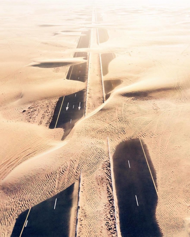 Фотограф показал с дрона, как пустыня пожирает Дубай и Абу-Даби