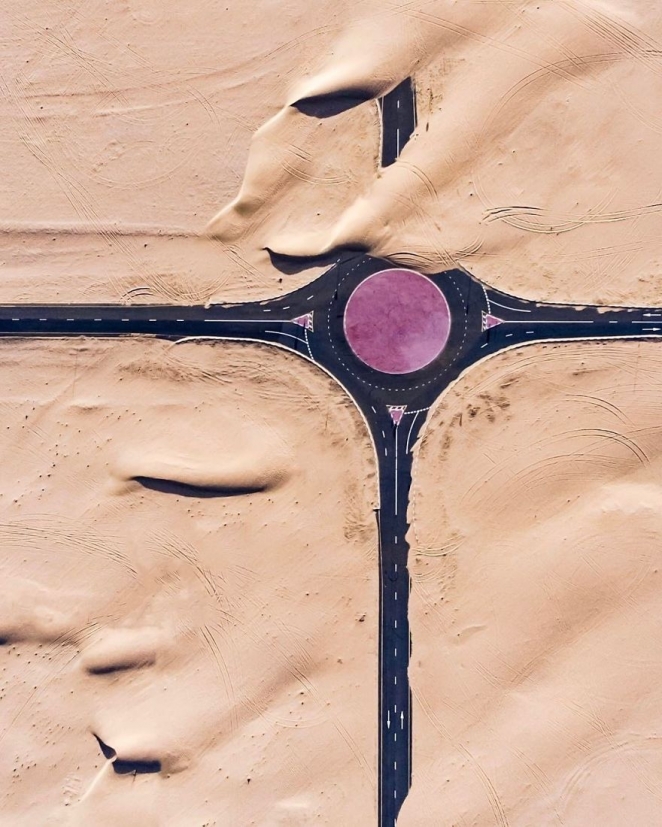 Фотограф показал с дрона, как пустыня пожирает Дубай и Абу-Даби