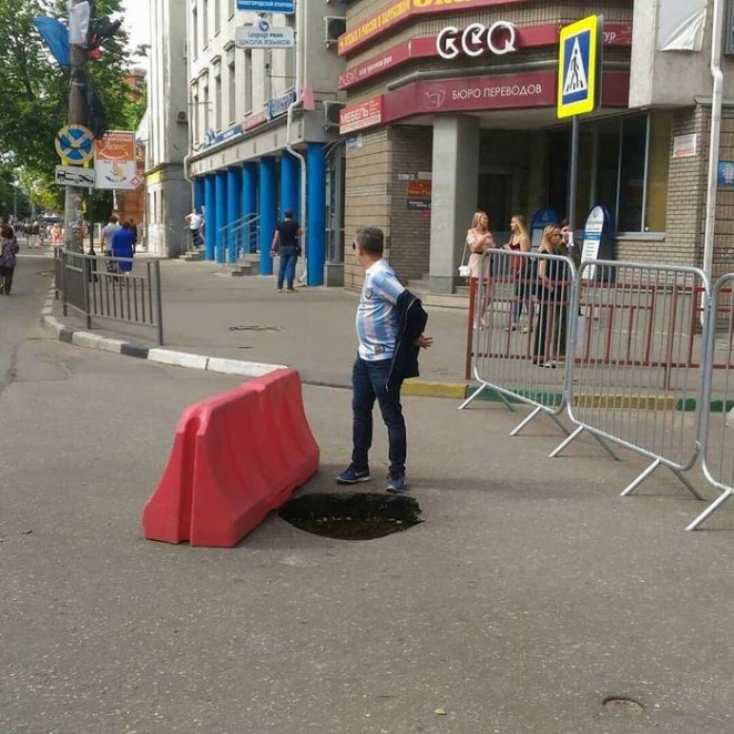 Развеселившую фанатов из Хорватии дорожную яму заасфальтировали 