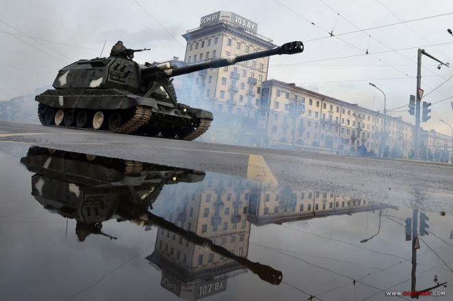 Испорченный асфальт и слезы: как военные порепетировали в Минске