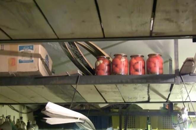 Белорусский чиновник хранил 620 тысяч долларов в гараже среди банок с закатками