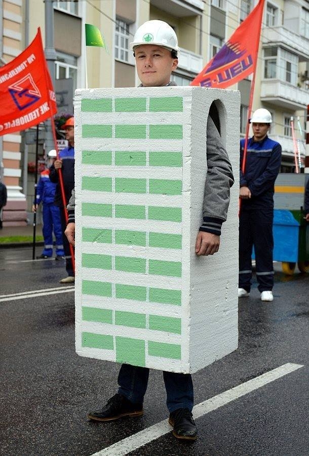 На парад 3 июля в регионах вышли патологоанатомы, человек-кирпич и человек-фосфат На парад 3 июля в регионах вышли патологоанатомы, человек-кирпич и человек-фосфат