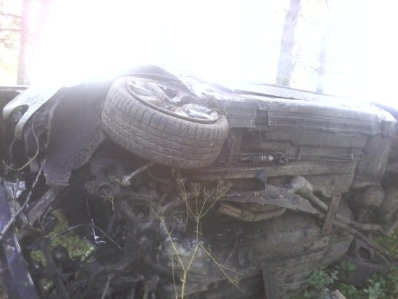 BMW в кювете, а в нем два трупа и чуть живой водитель