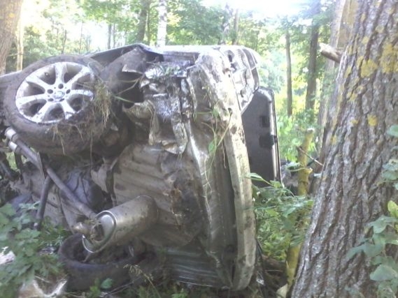 BMW в кювете, а в нем два трупа и чуть живой водитель