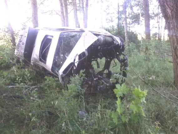 BMW в кювете, а в нем два трупа и чуть живой водитель
