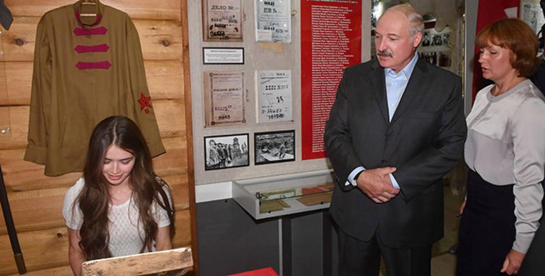 Lukashenka tells Miss Belarus-2018 to sit down at collective farm head’s table