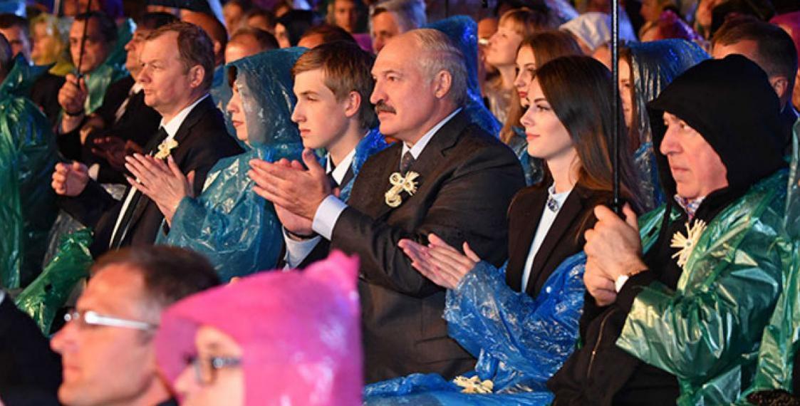 Lukashenka sings in Ukrainian in Alexandria (video)