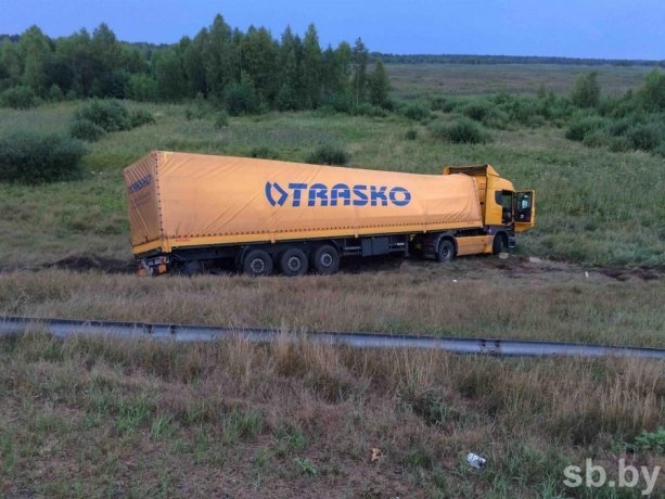 Фура смяла два легковых авто на трассе М1