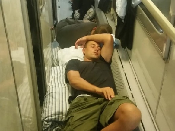 Полицейских, возвращавшихся с ЧМ из командировки в Сочи, перевозили в скотских условиях