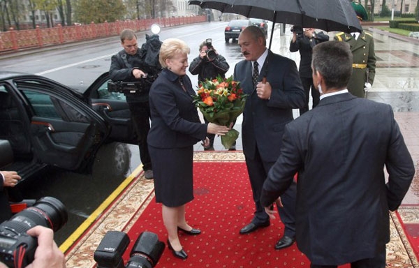 Вспомнить всё. Как Лукашенко прокололся с зонтом, встречая даму-президента Вспомнить всё. Как Лукашенко прокололся с зонтом, встречая даму-президента