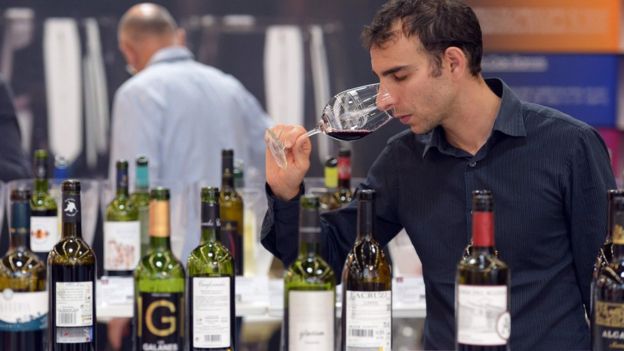 Два бокала в неделю - максимум? Ученые рассказали, сколько можно пить