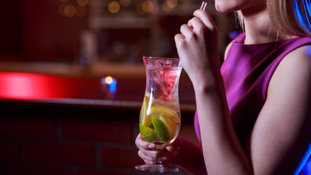 Два бокала в неделю - максимум? Ученые рассказали, сколько можно пить