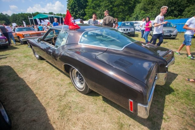 На автомобильном фестивале под Гродно экскаватор раздел девушку На автомобильном фестивале под Гродно экскаватор раздел девушку