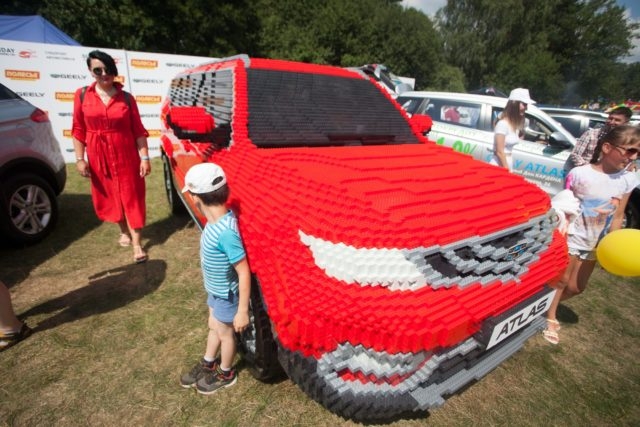 На автомобильном фестивале под Гродно экскаватор раздел девушку На автомобильном фестивале под Гродно экскаватор раздел девушку