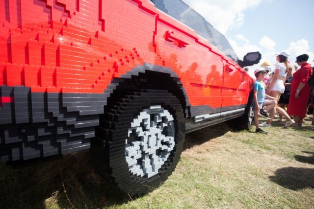 На автомобильном фестивале под Гродно экскаватор раздел девушку На автомобильном фестивале под Гродно экскаватор раздел девушку