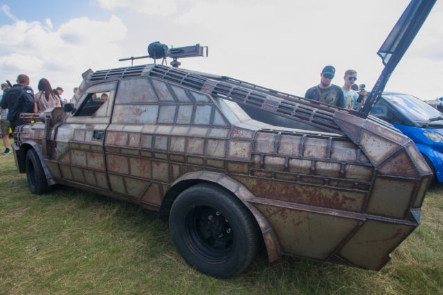На автомобильном фестивале под Гродно экскаватор раздел девушку На автомобильном фестивале под Гродно экскаватор раздел девушку