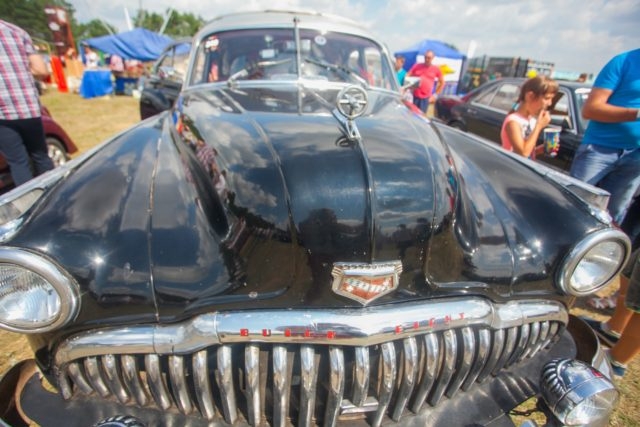 На автомобильном фестивале под Гродно экскаватор раздел девушку На автомобильном фестивале под Гродно экскаватор раздел девушку