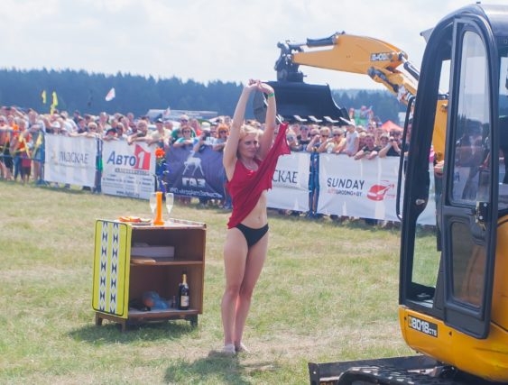 На автомобильном фестивале под Гродно экскаватор раздел девушку На автомобильном фестивале под Гродно экскаватор раздел девушку
