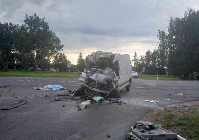 Под Каменцем самосвал не пропустил микроавтобус: мать и двое детей погибли Под Каменцем самосвал не пропустил микроавтобус: мать и двое детей погибли