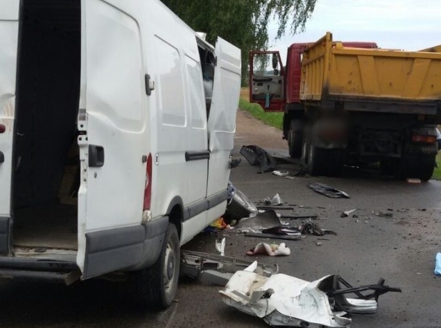 Под Каменцем самосвал не пропустил микроавтобус: мать и двое детей погибли Под Каменцем самосвал не пропустил микроавтобус: мать и двое детей погибли