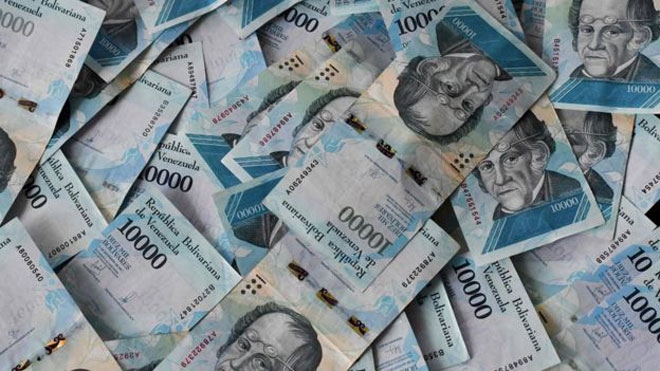 Кризис в Венесуэле: деньги обесцениваются быстрее, чем их успевают печатать, люди бегут из страны