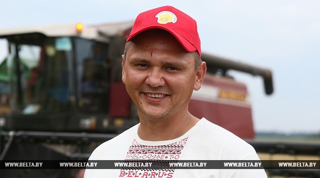 В образцовом колхозе "Вертелишки" комбайнеры работают в вышимайках В образцовом колхозе "Вертелишки" комбайнеры работают в вышимайках