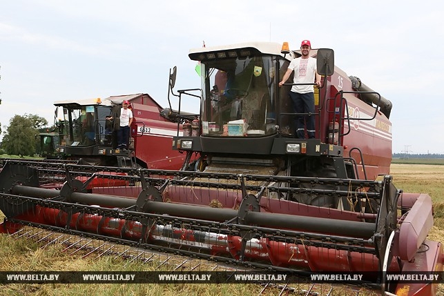 В образцовом колхозе "Вертелишки" комбайнеры работают в вышимайках В образцовом колхозе "Вертелишки" комбайнеры работают в вышимайках